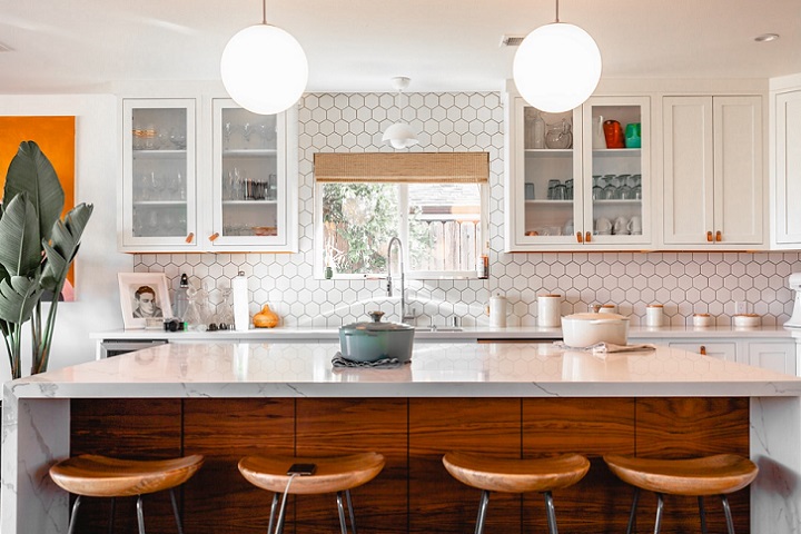 cocina-decorada-en-blanco-y-madera