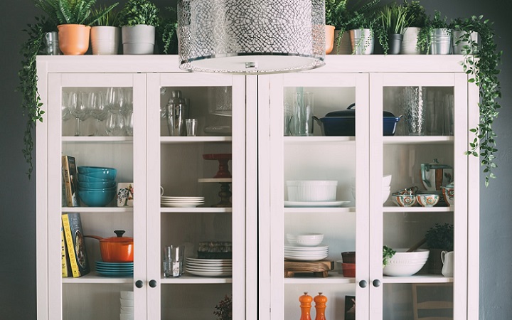 mueble-blanco-con-puertas-de-cristal