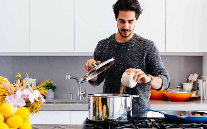 persona-cocinando-en-la-cocina