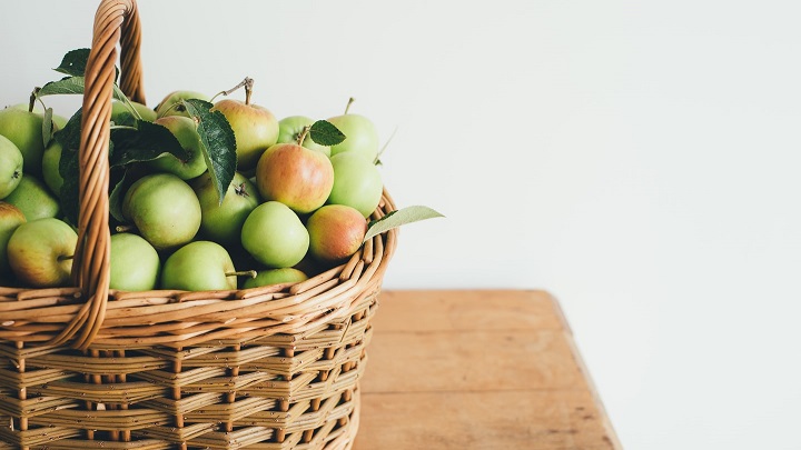 cesta-de-mimbre-con-fruta