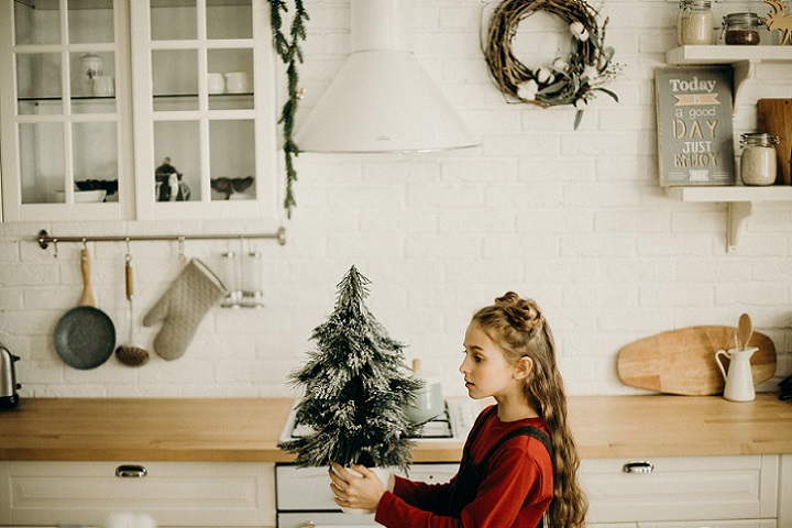 corona-de-navidad-en-la-cocina