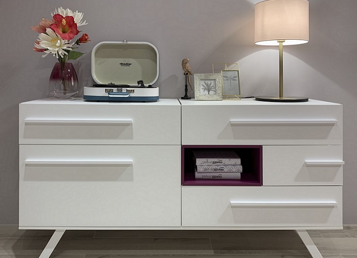 mueble-con-adornos