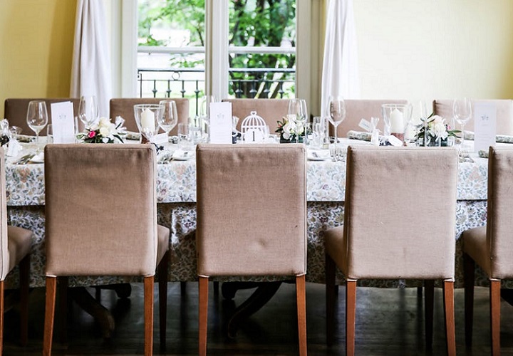 mesa-de-comedor-junto-a-ventana