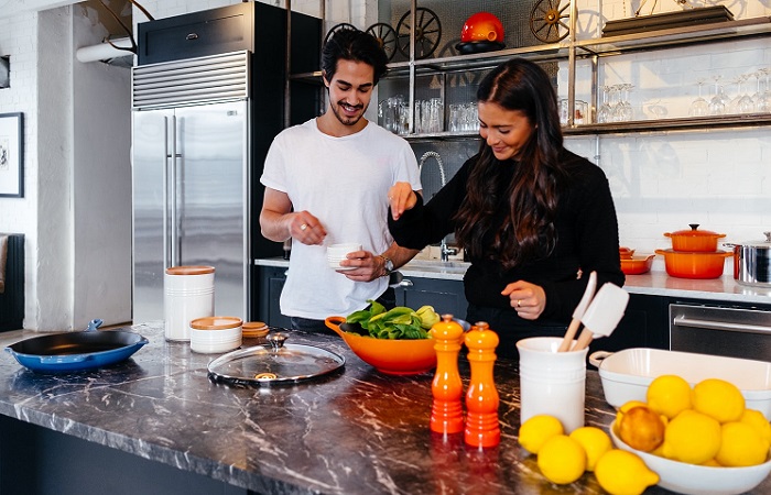 pareja-cocinando-en-la-cocina