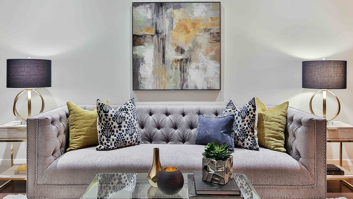 sofa-de-color-gris-con-cuadro