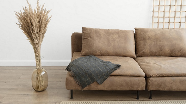 sofa-de-color-marron-con-manta