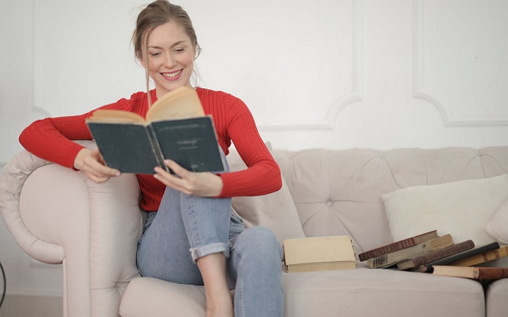 chica-lee-libro-en-el-sofa