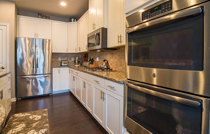 cocina-de-color-blanco-con-electrodomesticos