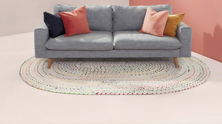 sofa-de-color-gris-con-alfombra