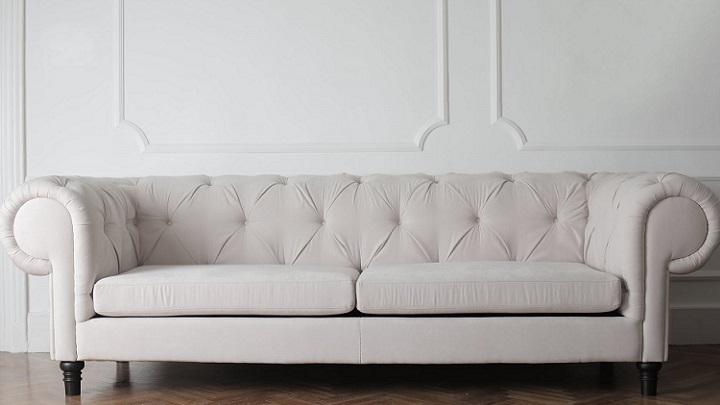 sofa-junto-a-pared-con-molduras