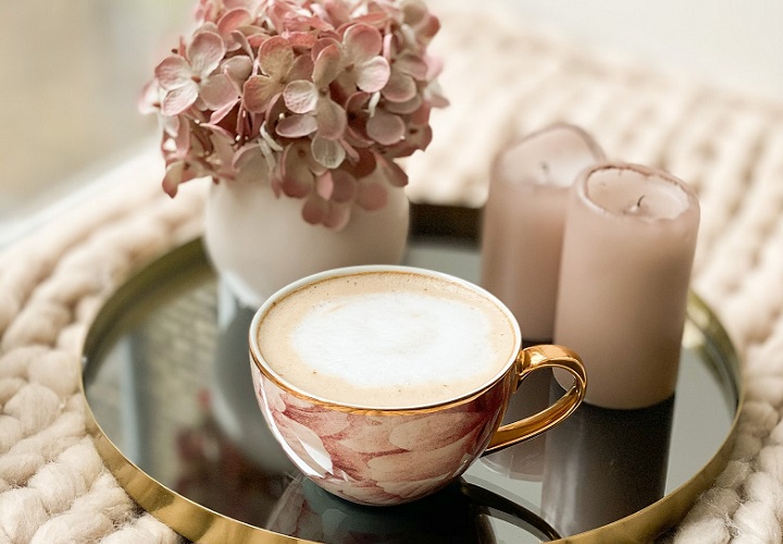 taza-de-leche-y-flores