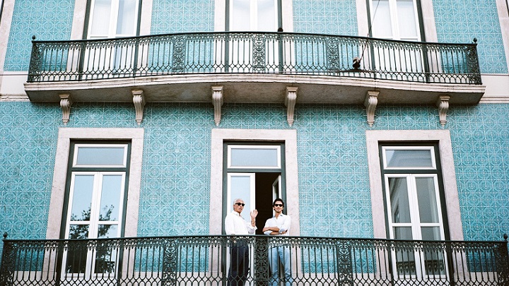 balcon-con-fachada-de-color-azul