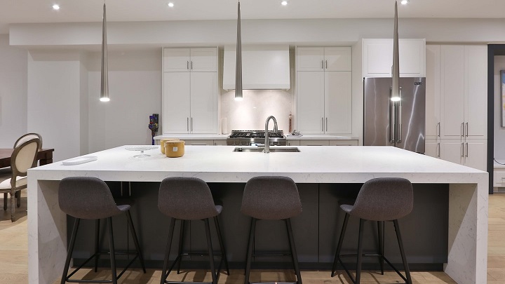 cocina-con-muebles-de-color-blanco