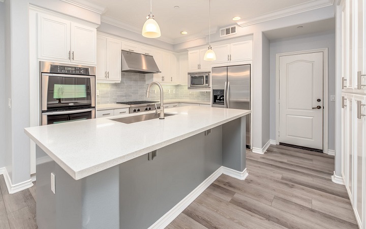 cocina-de-color-blanco-y-gris