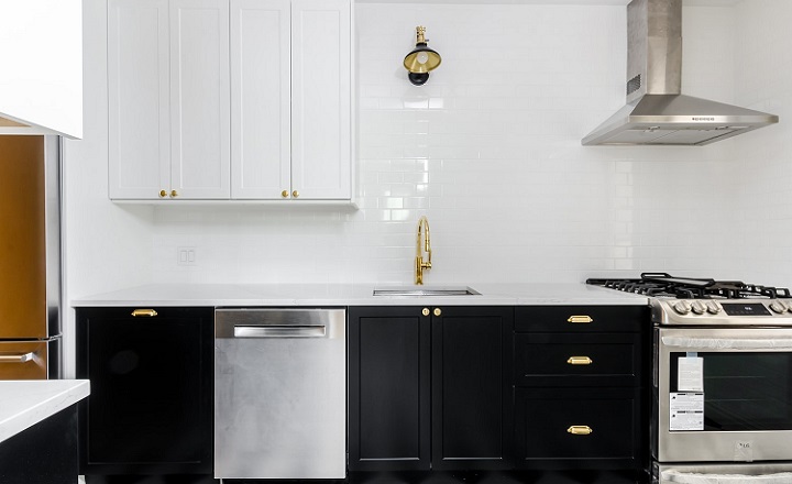 cocina-en-blanco-negro-y-dorado