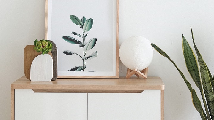 cuadro-sobre-mueble-blanco