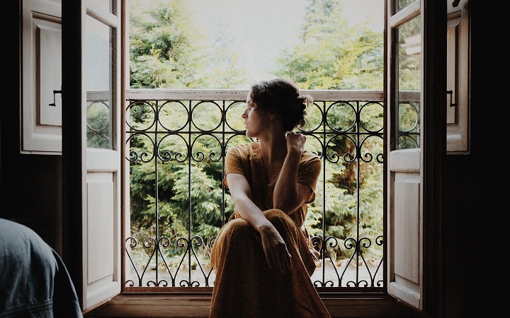 mujer-en-el-balcon