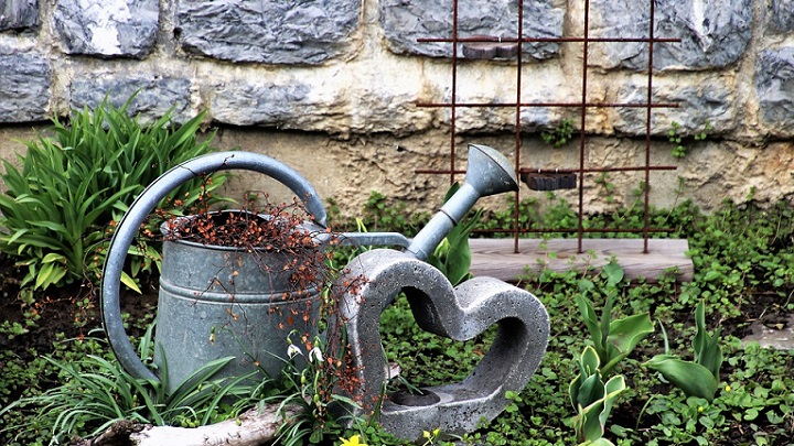 pared-de-piedra-en-jardin