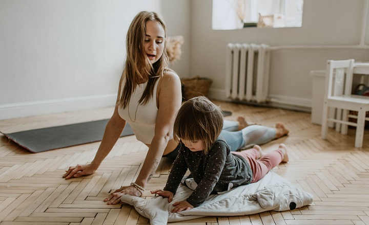 madre-e-hija-hacen-yoga