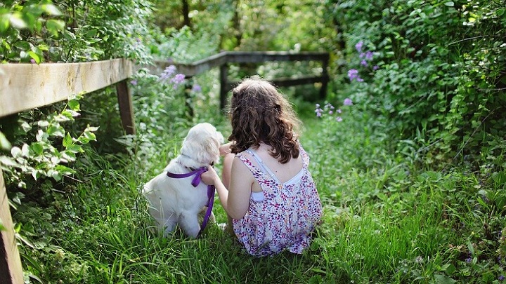 nina-en-jardin