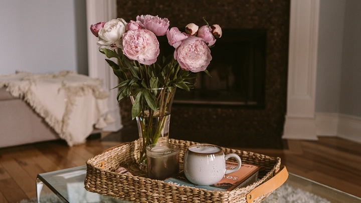 jarron-con-flores-junto-a-la-chimenea