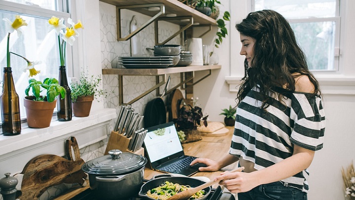 cocina-con-estanterias-y-plantas