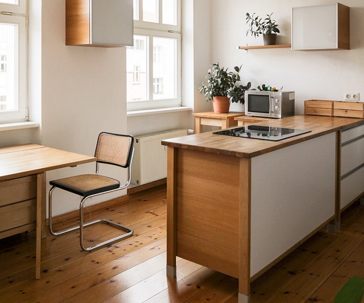 cocina-acogedora-con-suelo-de-madera