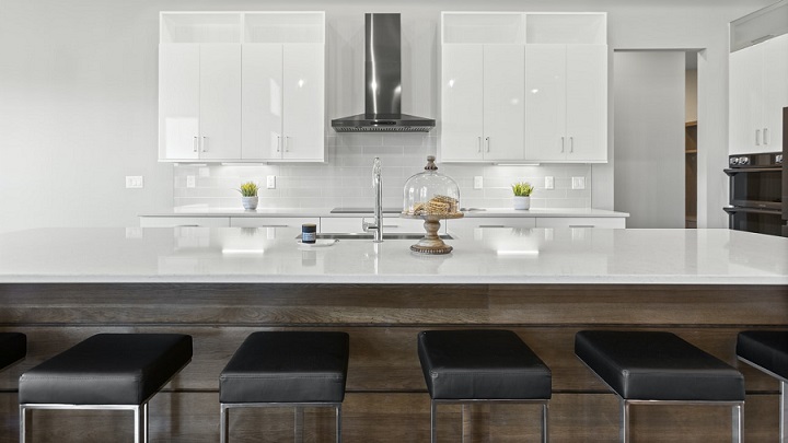 cocina-de-color-blanco-con-isla-de-madera