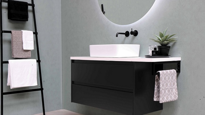 mueble-de-color-negro-en-el-bano