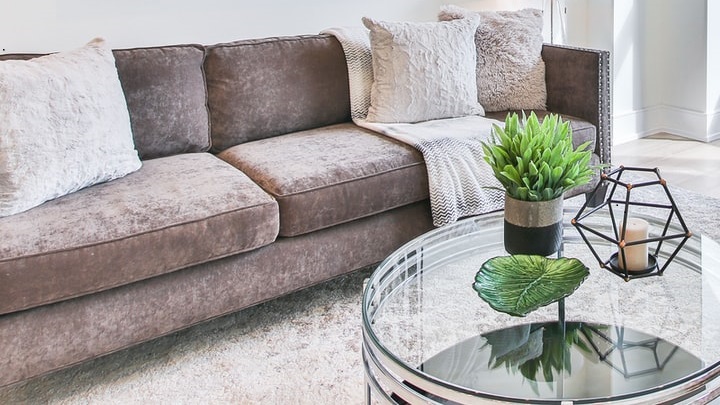 sofa-de-color-gris-y-alfombra
