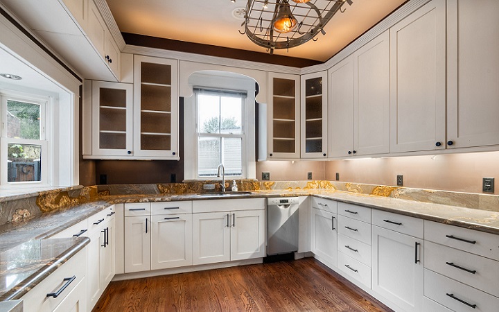 cocina-con-armarios-de-color-blanco-y-suelo-de-madera