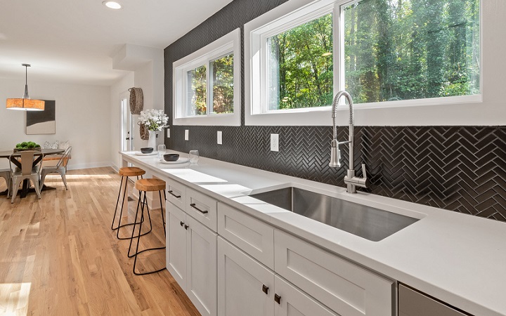 cocina-con-muebles-en-blanco-y-negro