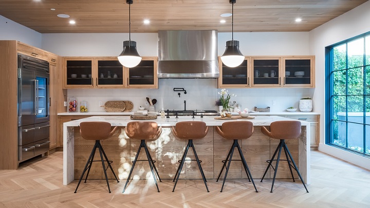 decoracion-de-cocina-grande-con-techo-de-madera