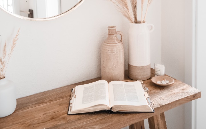 libro-sobre-mesa-de-madera