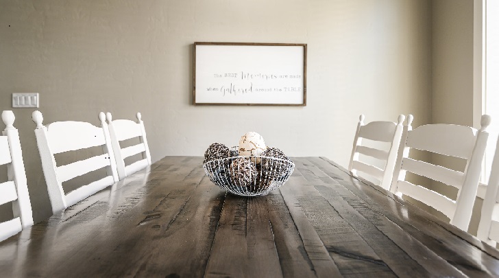 mesa-con-sillas-de-madera