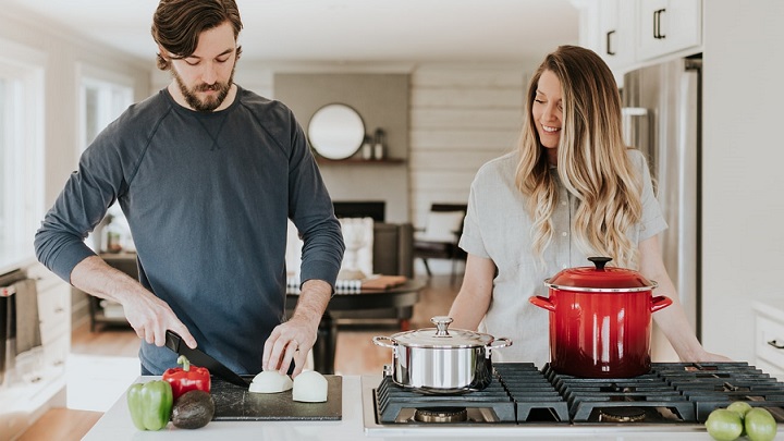 pareja-joven-en-la-cocina