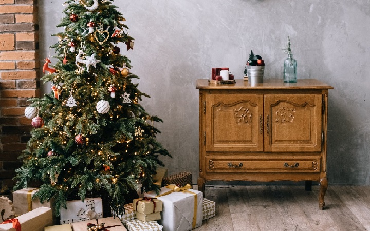 arbol-de-navidad-junto-a-mueble-antiguo