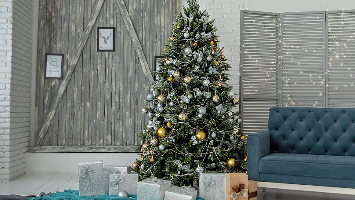 arbol-de-navidad-junto-a-sofa-de-color-azul