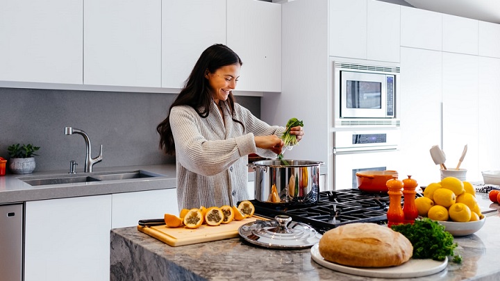 chica-esta-cocinando-en-la-cocina