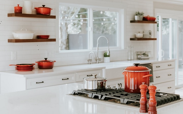 cocina-blanca-con-estanterias-de-madera