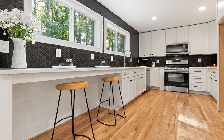 cocina-decorada-en-blanco-negro-y-madera