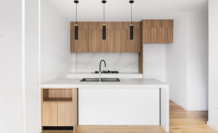 cocina-en-blanco-negro-y-madera