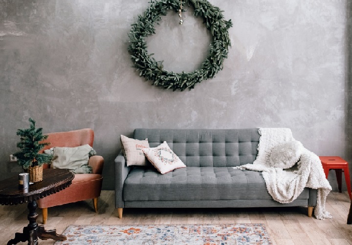 corona-de-navidad-detras-del-sofa