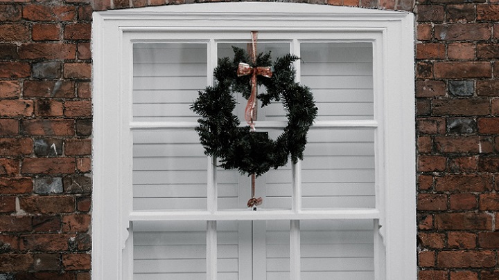 corona-de-navidad-en-la-ventana