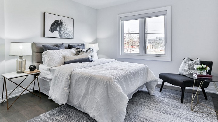 dormitorio-de-color-blanco-con-alfombra