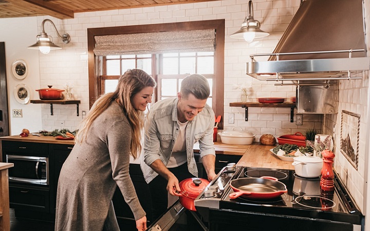 pareja-joven-en-cocina