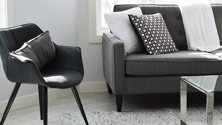 sofa-de-color-gris-con-manta