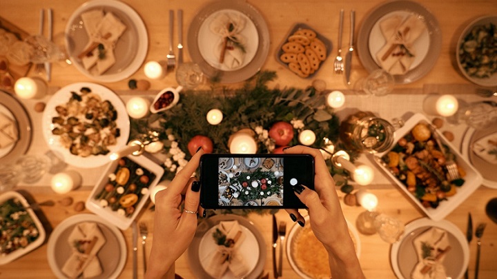 chica-fotografia-mesa-de-navidad