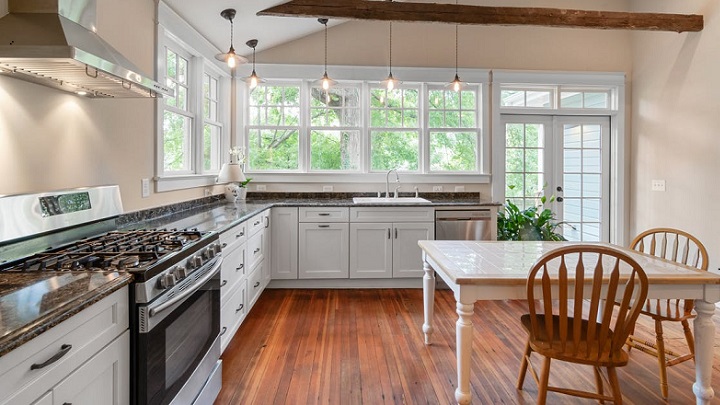 cocina-en-blanco-beige-y-madera