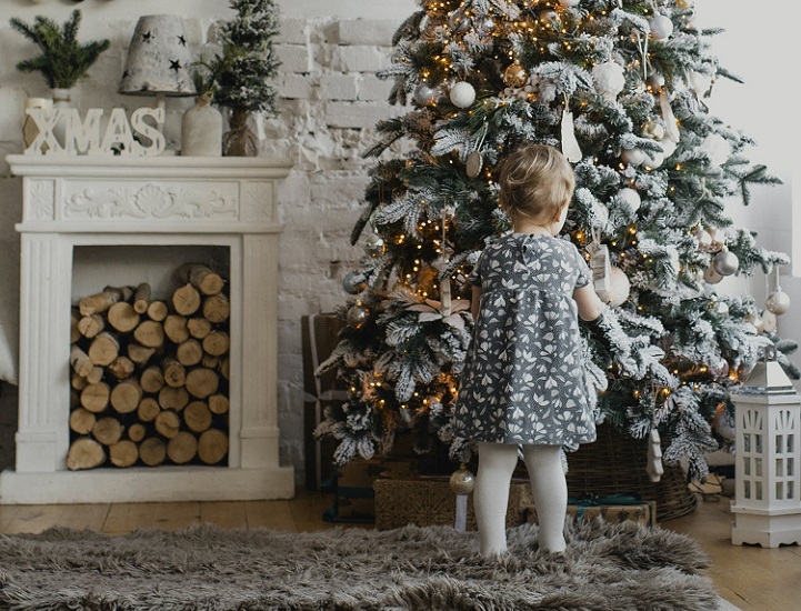 nino-cerca-de-arbol-de-navidad